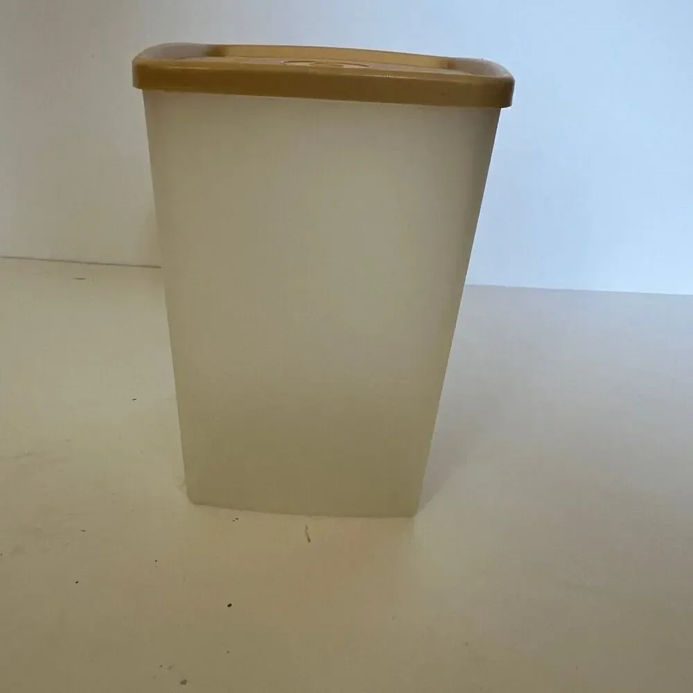 Tupperware Vintage 6 cups, with lid